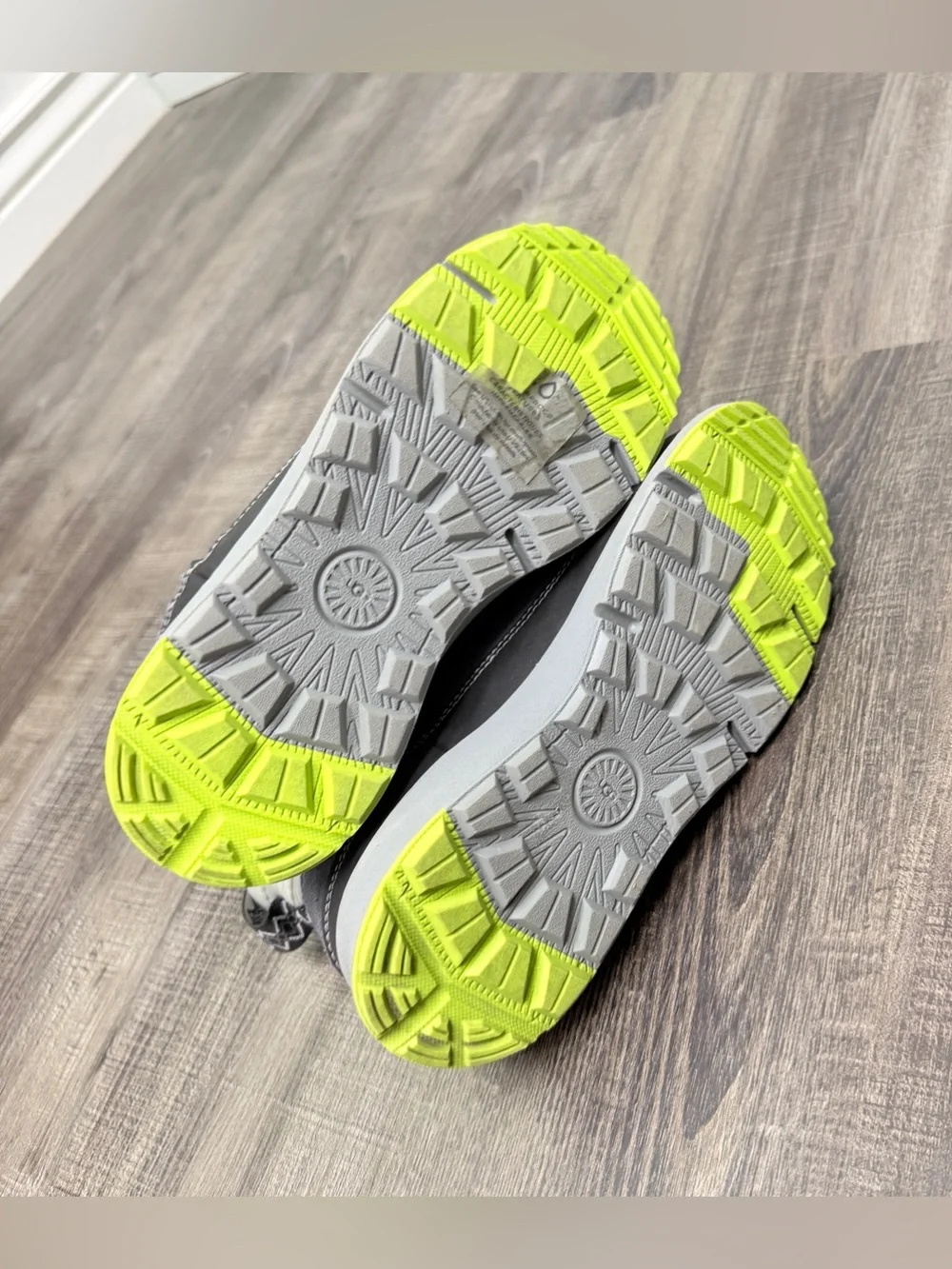 UGG‎ truckee weather boot gray kids youth size 3